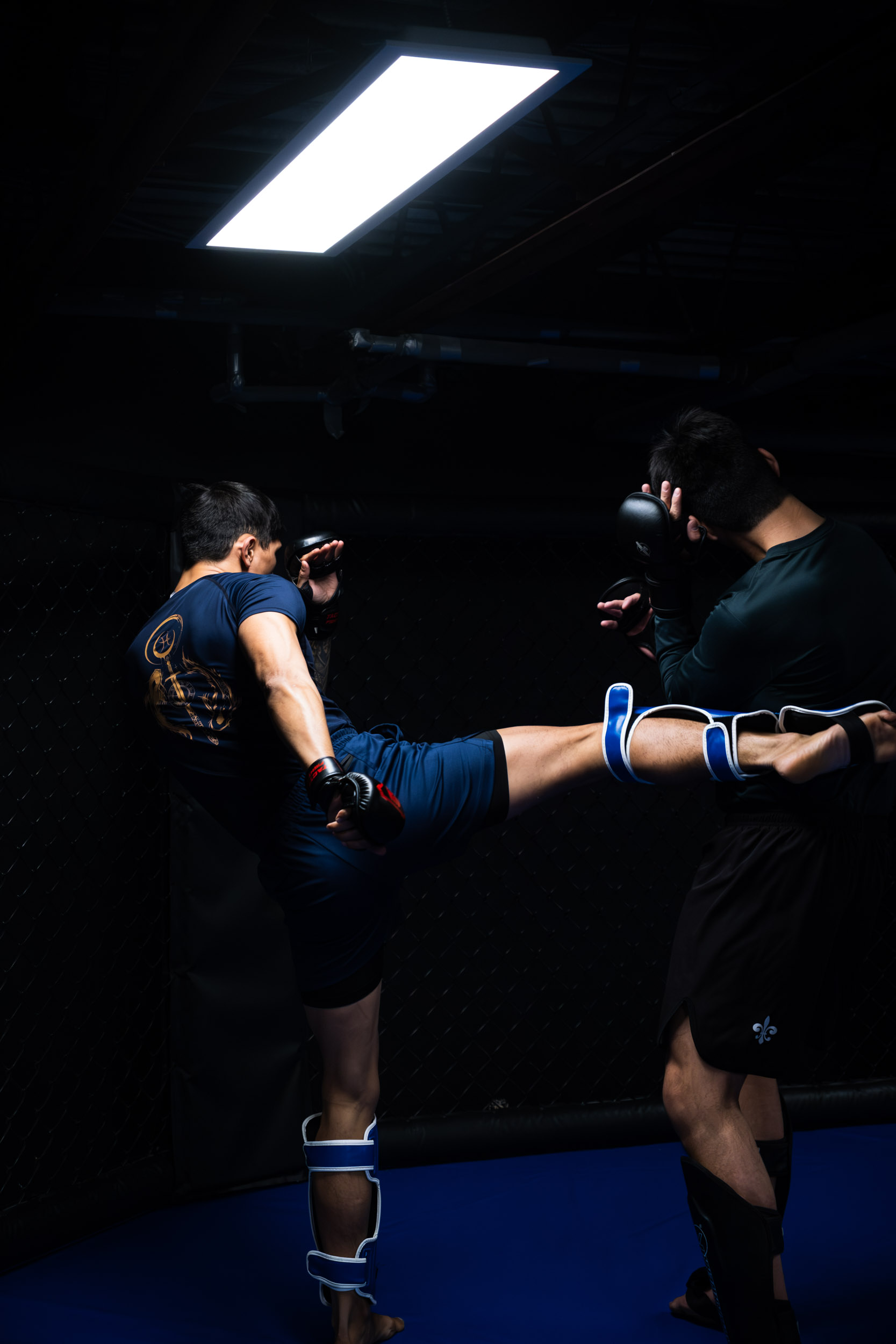 Coup de pied haut bloqué en sparring kickboxing