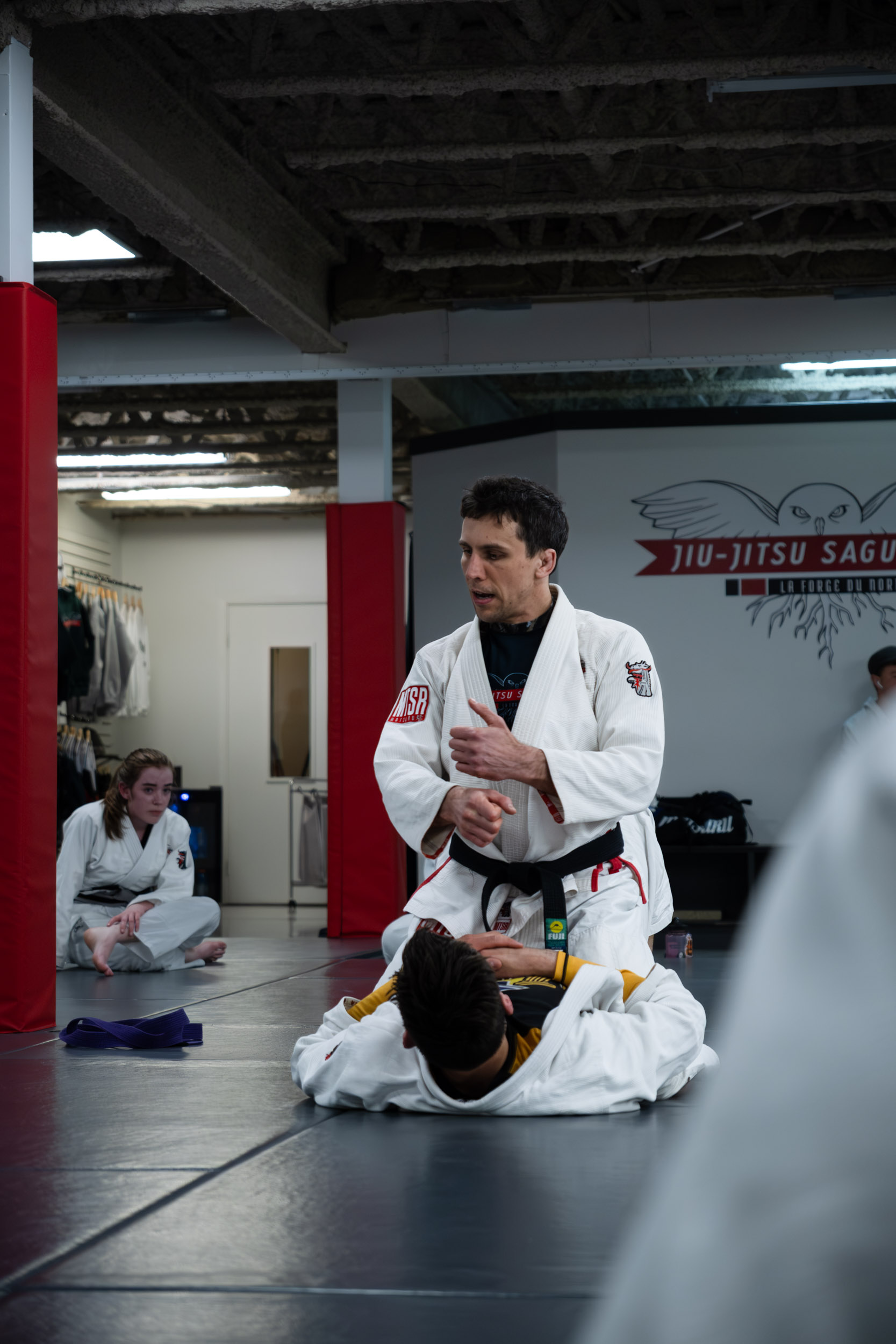 Démonstration de jiu-jitsu brésilien par un instructeur ceinture noire