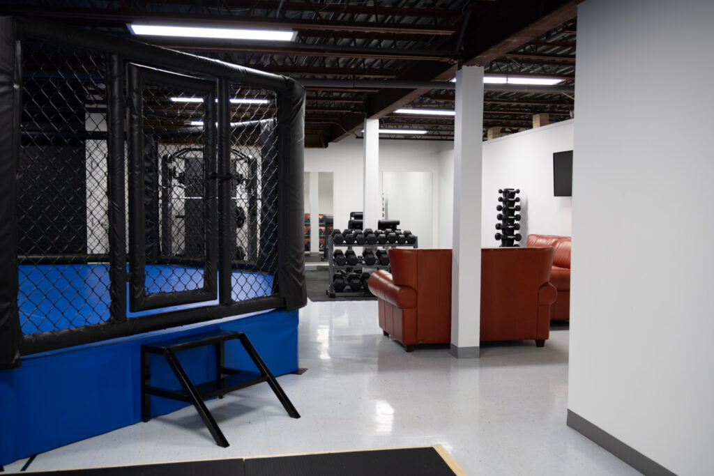 Cage MMA et espace lounge